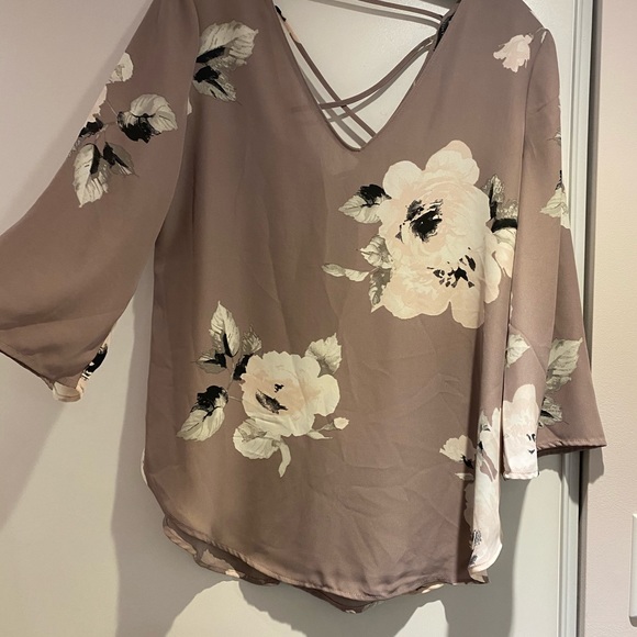 Flowy Flower top - Picture 2 of 5